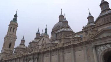 Aragon 'daki Ebro nehrinin yanındaki Zaragoza şehrindeki Nuestra Seora del Pilar Bazilikası. İspanya, 4k video