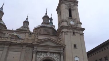 Aragon 'daki Ebro nehrinin yanındaki Zaragoza şehrindeki Nuestra Seora del Pilar Bazilikası. İspanya, 4k video