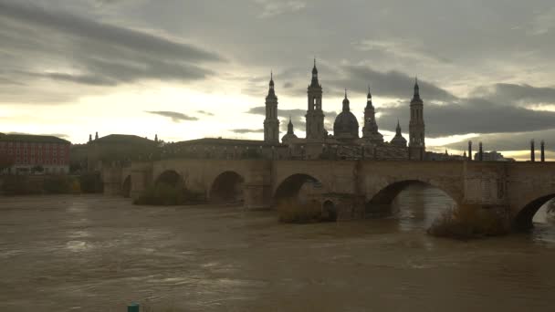 Sonnenuntergang Von Der Steinbrücke Neben Der Basilika Nuestra Seora Del — Stockvideo