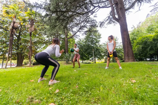 Latynoska Dziewczyna Ćwiczy Uprawia Sport Zielonym Parku Instruktor Uczy Uczniów — Zdjęcie stockowe