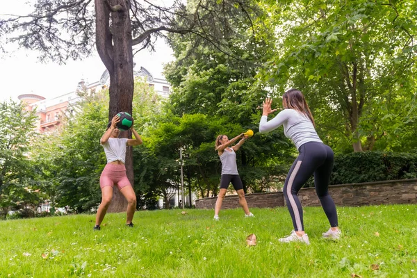 Latin Lány Gyakorló Sport Egy Zöld Parkban Oktató Tanítja Diákok — Stock Fotó