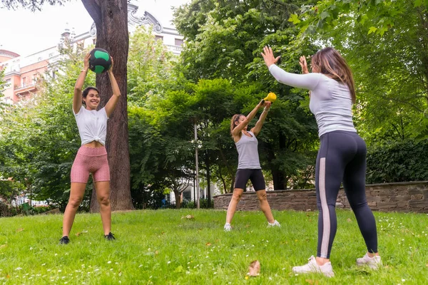 Latin Girl Doing Exercise Sport Green Park Instructor Teaching Female — Fotografia de Stock