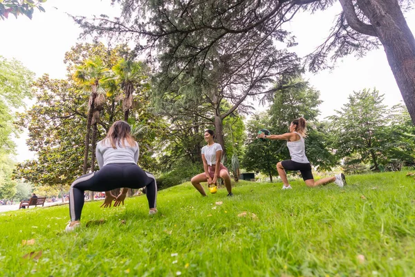 Latin Girl Doing Exercise Sport Green Park Instructor Teaching Students — Stock Photo, Image