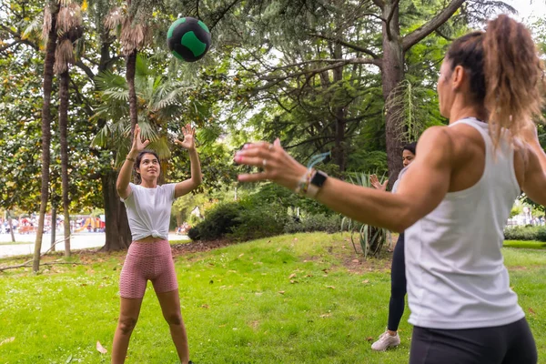 Latina Girl Doing Exercise Sports Green Park Attentive Instructor Game — Fotografia de Stock