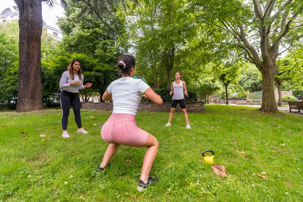 Latina Lány Gyakorló Sport Egy Zöld Parkban Figyelmes Oktató Játék — Stock Fotó