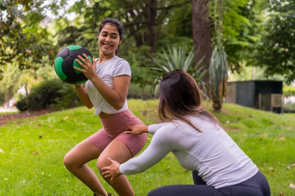 Latin Lány Sportolni Egy Zöld Parkban Életmód Egészséges Élet Tanár — Stock Fotó