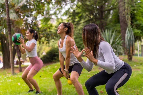 Chica Latina Haciendo Deportes Parque Verde Estilo Vida Una Vida —  Fotos de Stock