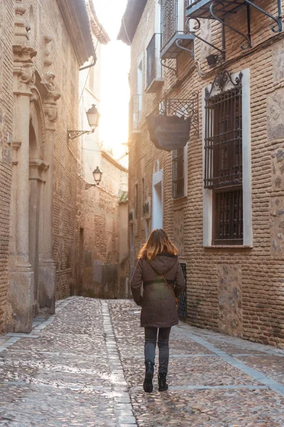 Tourist Walking Sunset Medieval City Toledo Castilla Mancha Spain — Foto Stock