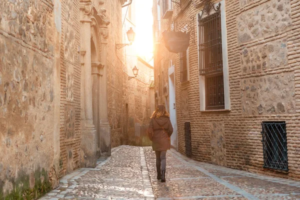 Tourist Walking Sunset Medieval City Toledo Castilla Mancha Spain — Foto Stock