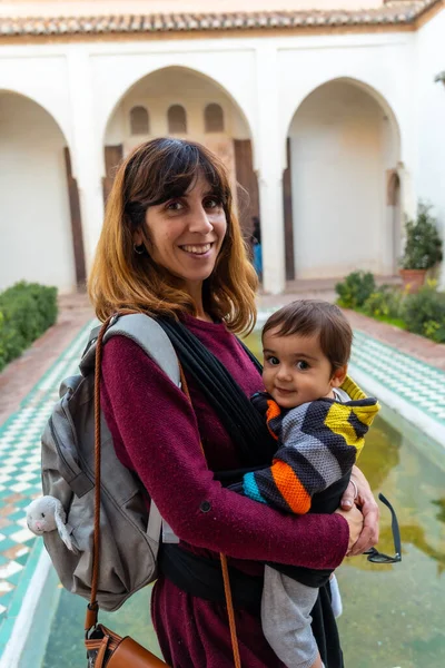 Young Woman Visiting Courtyard Water Fountains Alcazaba City Malaga Andalusia — Stok fotoğraf