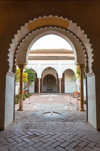 Detalle Las Puertas Del Patio Con Fuentes Agua Dentro Alcazaba —  Fotos de Stock