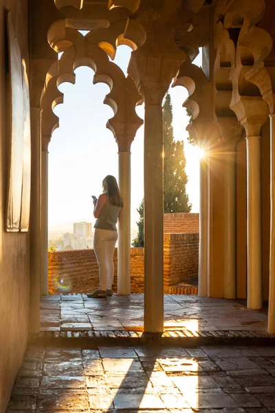 Tourist Hunched Column Sunset Arab Doors Courtyard Alcazaba City Malaga — Foto Stock