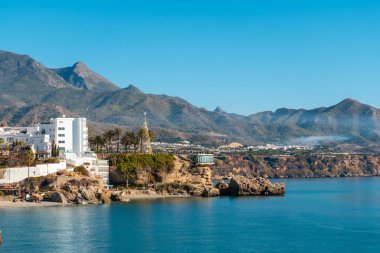 La Caletilla plajı ve Endülüs 'ün Nerja kasabasındaki Calahonda plajı. İspanya. Akdeniz 'de Costa del Sol.
