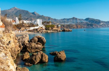 La Caletilla plajı ve Endülüs 'ün Nerja kasabasındaki Calahonda plajı. İspanya. Akdeniz 'de Costa del Sol.