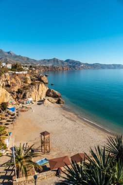Bir bahar öğleden sonra, Endülüs 'te, Nerja kasabasındaki Calahonda plajı. İspanya. Akdeniz 'de Costa del Sol.