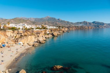 Endülüs 'ün Nerja kasabasındaki Calahonda plajı. İspanya. Akdeniz 'de Costa del Sol.