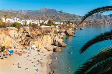 Endülüs 'ün Nerja kentindeki Calahonda Sahili' nde bulunan Europa Balkonundan izliyoruz. İspanya. Costa del Sol Akdeniz 'de