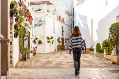 Genç bir turist, Endülüs 'ün Nerja kasabasının beyaz evlerinden geçiyor. İspanya. Costa del Sol Akdeniz 'de