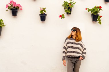 Endülüs 'ün Nerja kentinin beyaz saraylarındaki saksılarda yaşayan genç bir turist. İspanya. Costa del Sol Akdeniz 'de