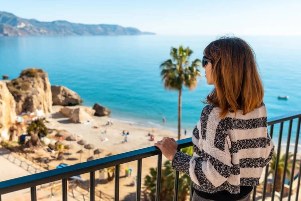 Een Jonge Vrouw Toerist Calahonda Strand Stad Nerja Andalusië Spanje — Stockfoto