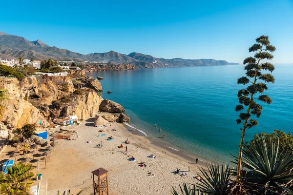 Bir bahar öğleden sonra, Endülüs 'te, Nerja kasabasındaki Calahonda plajı. İspanya. Akdeniz 'de Costa del Sol.