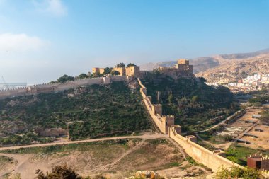 Cerro San Cristobal de la Muralla de Jairan ve Alcazaba 'nın bakış açısına göre Endülüs' ün Almerya kenti. İspanya. Costa del Sol Akdeniz 'de