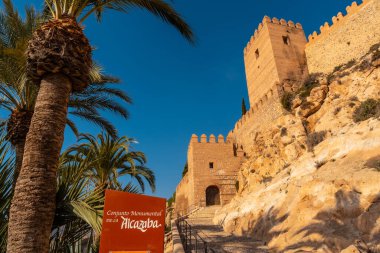 Alcazaba 'nın girişini ve Endülüs' ün Almerya şehrinin duvarını imzalayın. İspanya. Costa del Sol Akdeniz 'de