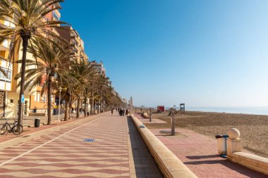 Playa de San Miguel 'deki gezinti güvertesi, Endülüs' ün Almerya şehrinde. İspanya. Costa del Sol Akdeniz 'de
