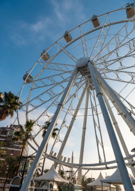 Rambla de Almeria, Endülüs 'teki Plaza de las Velas' taki dönme dolabın ayrıntıları. İspanya. Costa del Sol Akdeniz 'de