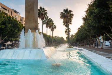 Andalucia, Rambla de Almeria 'nın Belen caddesinde gün batımında heykel ve çeşme. İspanya. Costa del Sol Akdeniz 'de
