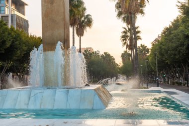 Andalucia, Rambla de Almeria 'nın Belen caddesinde gün batımında heykel ve çeşme. İspanya. Costa del Sol Akdeniz 'de