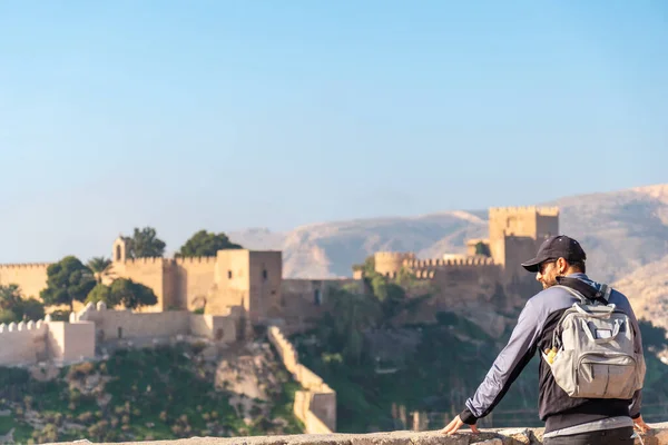 Jovem Turista Miradouro Cerro San Cristobal Muralla Jairan Alcazaba Cidade — Fotografia de Stock