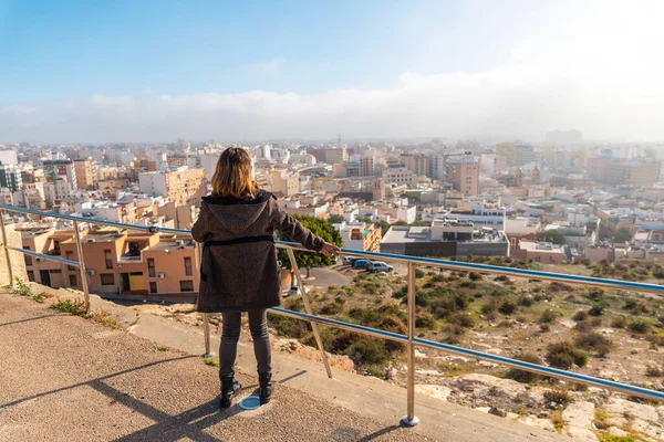 Mladá Turistka Hledící Město Pohledu Cerro San Cristobal Městě Almeria — Stock fotografie