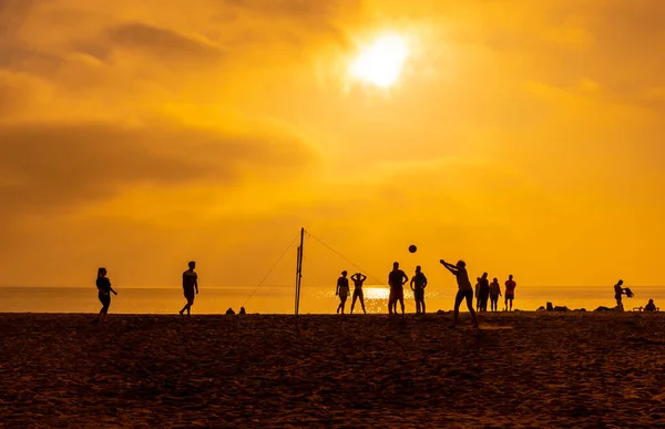 Mladí Lidé Hrají Volejbal Při Oranžovém Západu Slunce Pláži San — Stock fotografie
