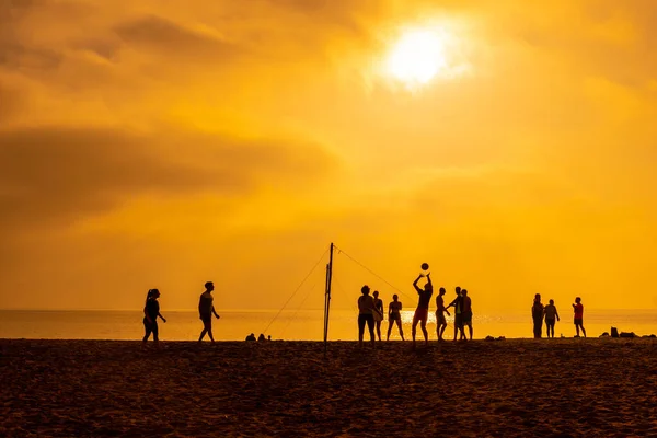 Mladí Lidé Hrají Volejbal Při Oranžovém Západu Slunce Pláži San — Stock fotografie