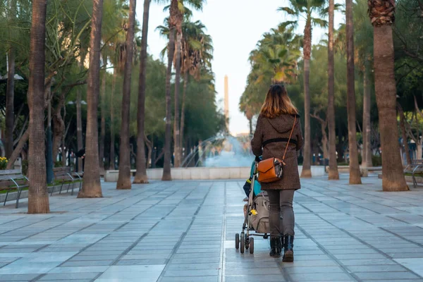 Egy Fiatal Sétál Pálmafák Mellett Rambla Almeria Belen Utcájában Andaluciában — Stock Fotó