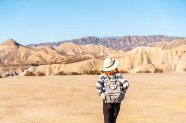 Las Salinas vadisinde yürüyen genç bir kadın, Endülüs 'ün Almerya eyaletinde Tabernas çölünde bir yürüyüş yapıyor.