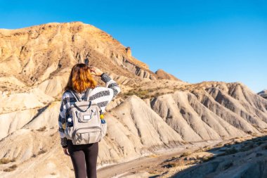 Endülüs, Almerya 'nın Tabernas Çölü' ndeki Las Salinas vadisinde yürüyüş yapan genç bir kadın.