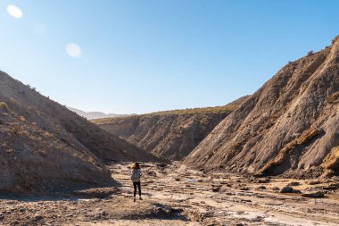 Endülüs, Almerya 'nın Tabernas Çölü' ndeki Las Salinas vadisinde yürüyüş yapan genç bir kadın.