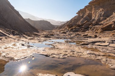 Çölde su Travertino şelalesinde bir yürüyüş ve Tabernas Çölü 'nde Rambla de Otero, Almerya, Endülüs