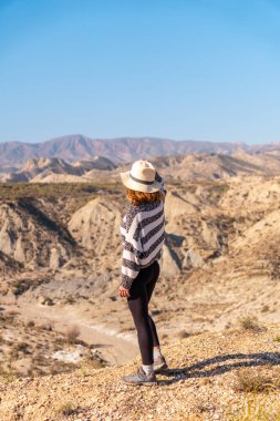 Endülüs 'ün Almerya bölgesindeki Tabernas çölünde genç bir yürüyüşçü. Rambla del Infierno 'da bir gezide.