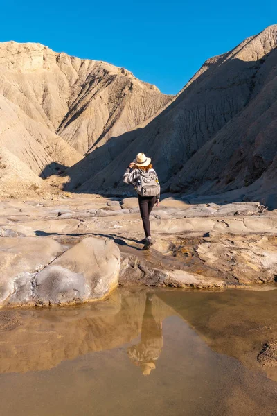 Egy Fiatal Sétál Víz Mentén Sivatagban Egy Túrán Travertino Vízesés — Stock Fotó