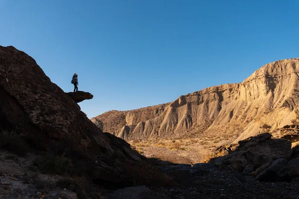 Silhouette Egy Fiatal Mászik Egy Kőre Tabernas Sivatagban Almeria Tartomány — Stock Fotó