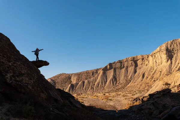 Sziluett Egy Szabad Fiatal Tárt Karokkal Mászik Egy Szikla Sivatagban — Stock Fotó