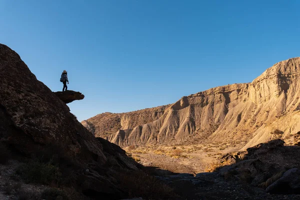 Silhouette Egy Fiatal Mászik Egy Kőre Tabernas Sivatagban Almeria Tartomány — Stock Fotó