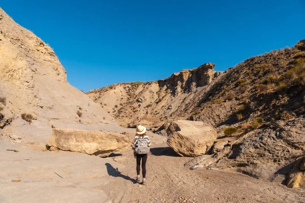 Молодой Турист Пустыне Табернас Провинция Альмерия Андалусия Походе Rambla Del — стоковое фото
