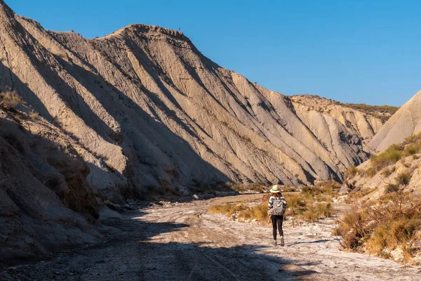 Jovem Caminhante Com Uma Mochila Deserto Tabernas Província Almeria Andaluzia — Fotografia de Stock