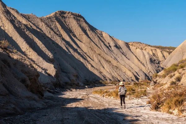 Egy Fiatal Túrázó Hátizsákkal Sivatagban Tabernas Almeria Tartomány Andalúzia Kirándulni — Stock Fotó