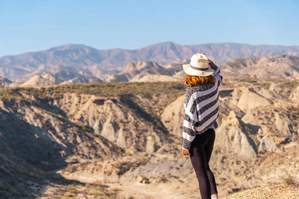 Endülüs 'ün Almerya bölgesindeki Tabernas çölünde genç bir yürüyüşçü. Rambla del Infierno 'da bir gezide.