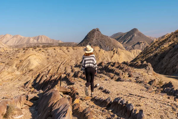 Ein Junges Wandermädchen Mit Hut Besucht Die Landschaften Von Colas — Stockfoto
